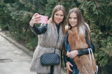 Genç modeller kürklü mantolar