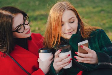 İki kız ile becerikli alet