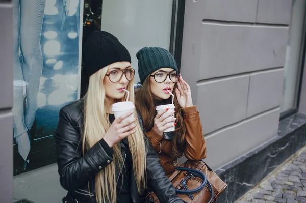 Meninas de moda bonita ao ar livre — Fotografia de Stock