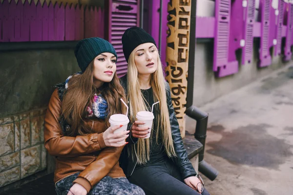 Hermosas chicas de moda al aire libre — Foto de Stock