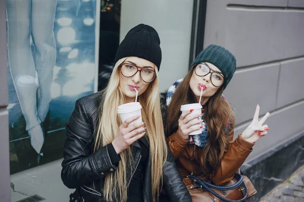 Mooie mode meisjes buiten — Stockfoto