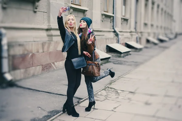 Hermosas chicas de moda al aire libre — Foto de Stock