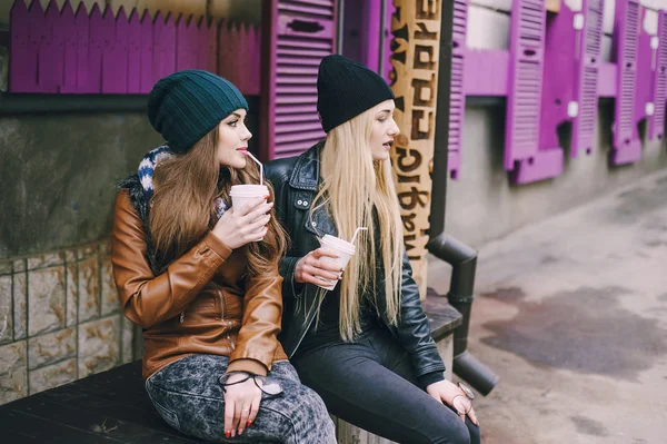 Hermosas chicas de moda al aire libre —  Fotos de Stock