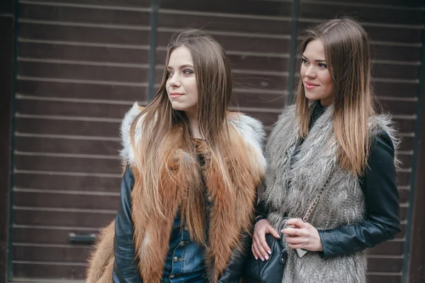 Mooie meisjes op straat — Stockfoto