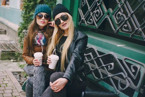 Meninas de moda bonita ao ar livre — Fotografia de Stock