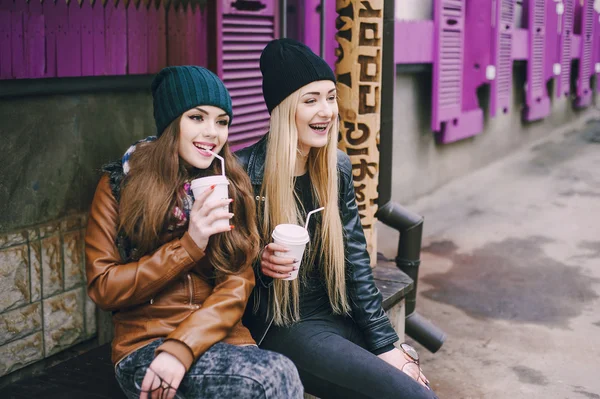 Hermosas chicas de moda al aire libre —  Fotos de Stock