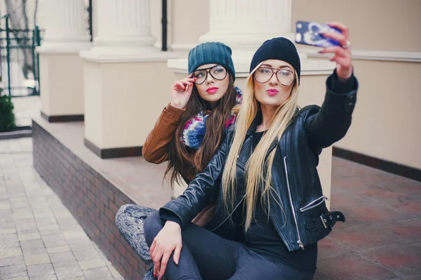 Hermosas chicas de moda al aire libre — Foto de Stock