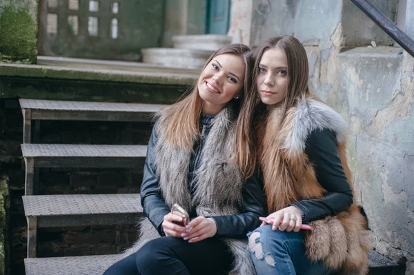 Meninas bonitas na rua — Fotografia de Stock