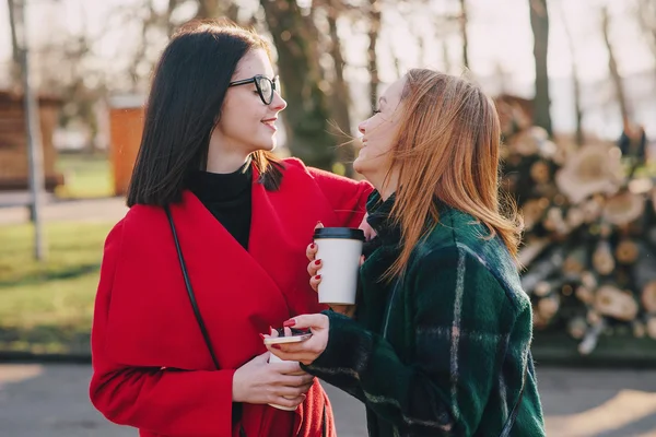 Duas meninas com gadget — Fotografia de Stock