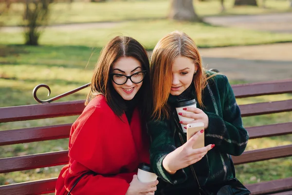 Zwei Mädchen mit Gadget — Stockfoto