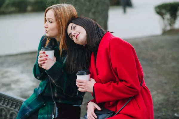 Zwei Mädchen mit Gadget — Stockfoto