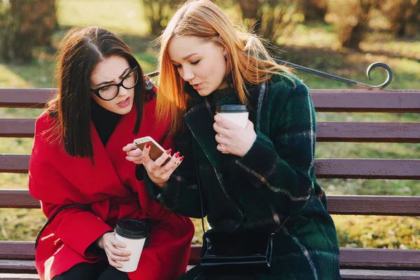 Deux filles avec gadget — Photo