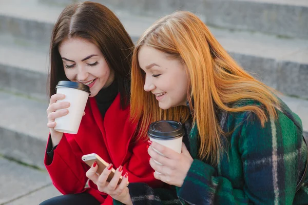 İki kız ile becerikli alet