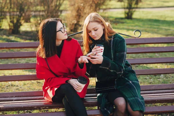 Due ragazze con gadget — Foto Stock