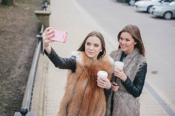 Junge Models in Pelzmänteln — Stockfoto