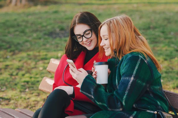 Twee meisjes met gadget — Stockfoto