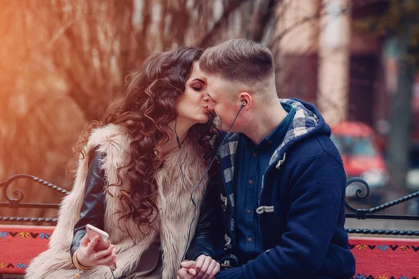 Par i kärlek på våren — Stockfoto