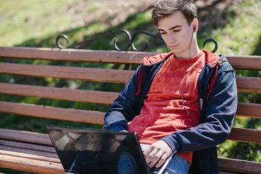 Becerikli alet ile adam