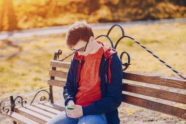 Becerikli alet ile adam