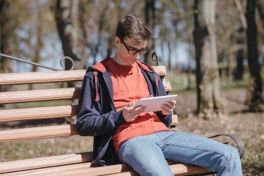 Becerikli alet ile adam