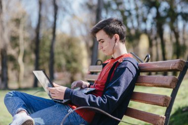 Becerikli alet ile adam