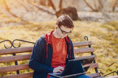 Becerikli alet ile adam