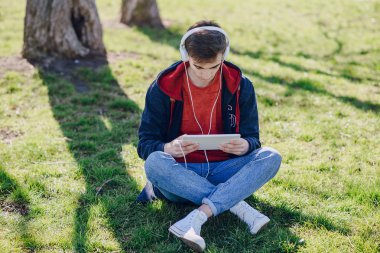 Becerikli alet ile adam