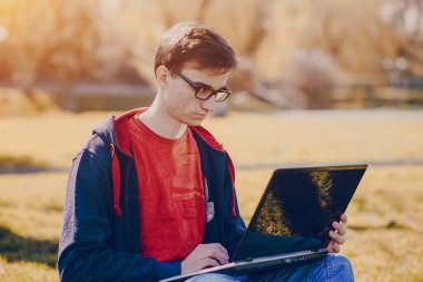 Becerikli alet ile adam