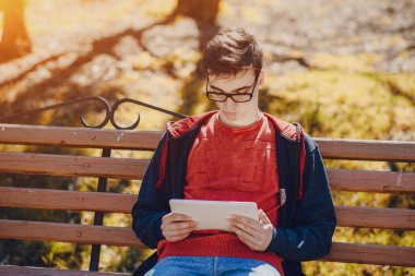 Becerikli alet ile adam