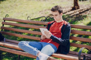 Becerikli alet ile adam