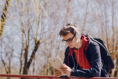 Becerikli alet ile adam