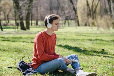 Becerikli alet ile adam