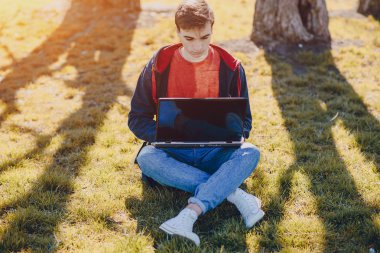 Becerikli alet ile adam