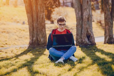 Becerikli alet ile adam