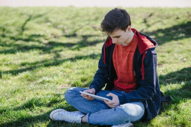 Becerikli alet ile adam