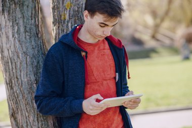 Becerikli alet ile adam