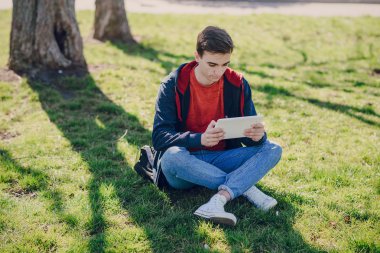 Becerikli alet ile adam