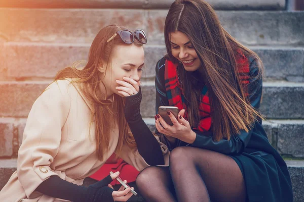 Belle ragazze su una passeggiata — Foto Stock