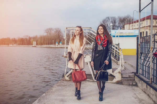 Meninas bonitas em uma caminhada — Fotografia de Stock