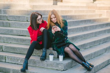 İki kız ile becerikli alet