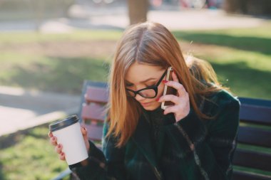 İki kız ile becerikli alet