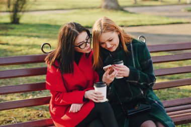 İki kız ile becerikli alet