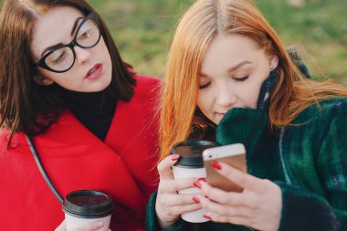 İki kız ile becerikli alet