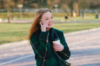 İki kız ile becerikli alet