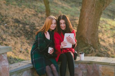 İki kız ile becerikli alet