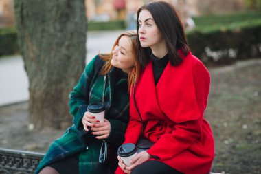 İki kız ile becerikli alet