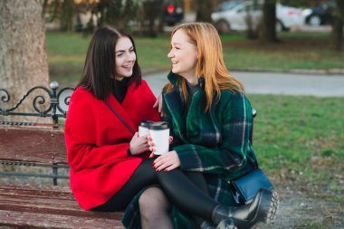 İki kız ile becerikli alet