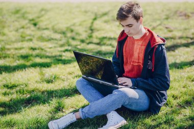 Becerikli alet ile adam