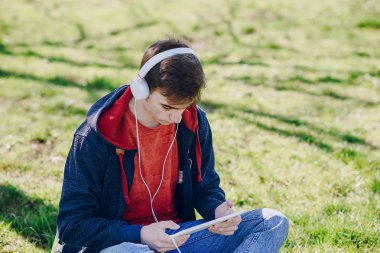 Becerikli alet ile adam