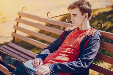 Becerikli alet ile adam